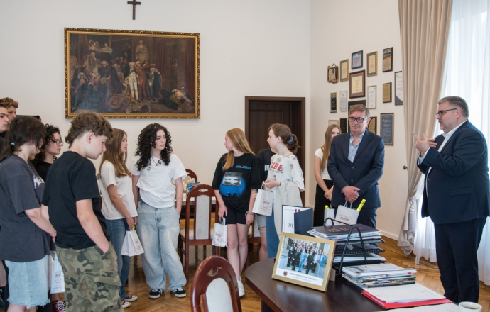 Uczniowie SP nr 2 w Bochni odwiedzili starostwo w ramach lekcji o samorządzie