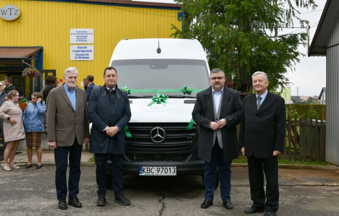 Przekazanie nowego samochodu dla Warsztatu Terapii Zajęciowej w Proszówkach 
