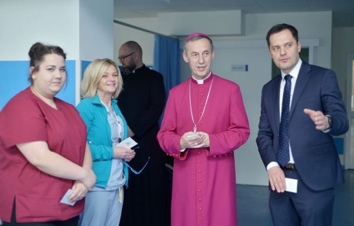 Biskup Stanisław Salaterski odwiedził bocheński szpital 