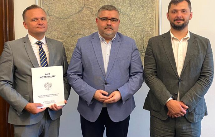 Starosta Adam Korta przekazuje budynek po byłym posterunku policji w Żegocinie Gminie Żegocina