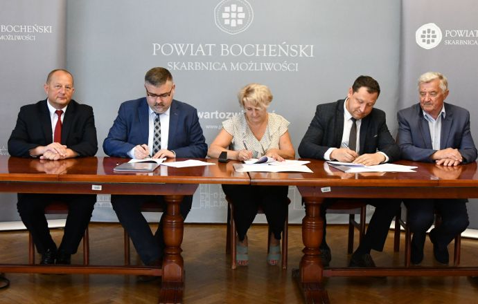 Podpisanie umowy na remont budynku w Cerekwi